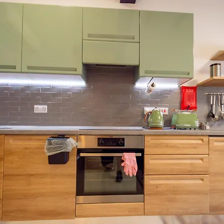 בית נופש 13, Mustard בירגו