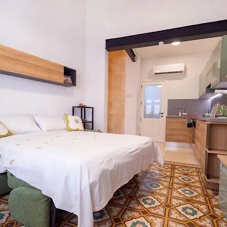 בית נופש 13, Mustard בירגו